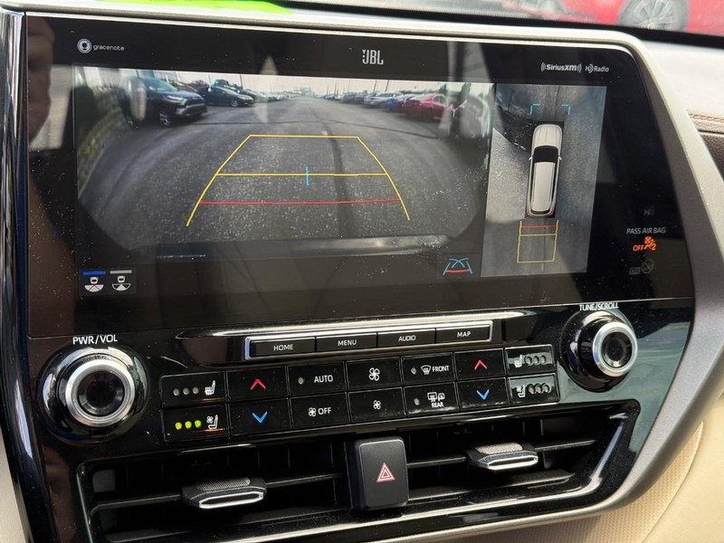 Toyota Highlander Vehicle Image 21