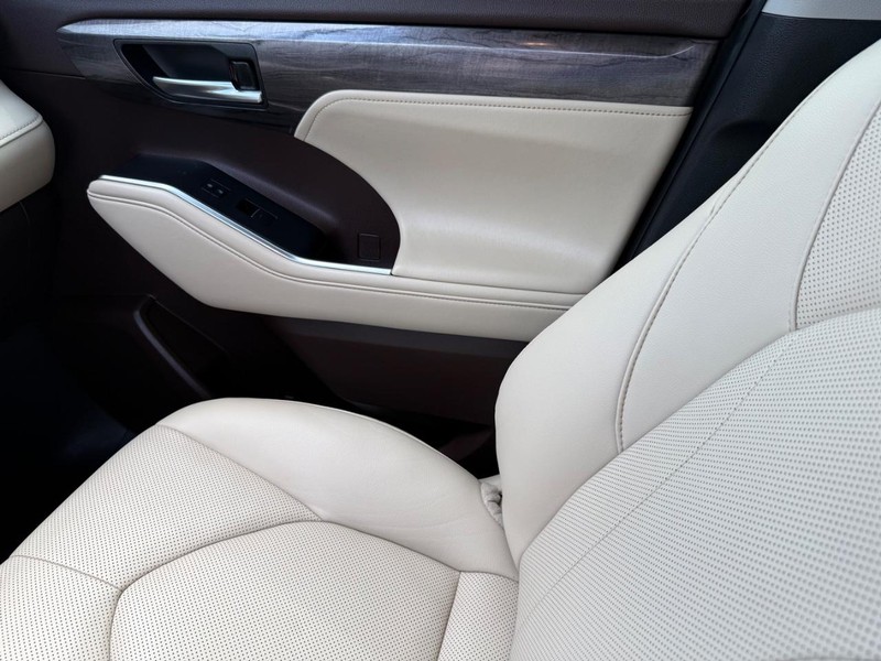 Toyota Highlander Vehicle Image 23