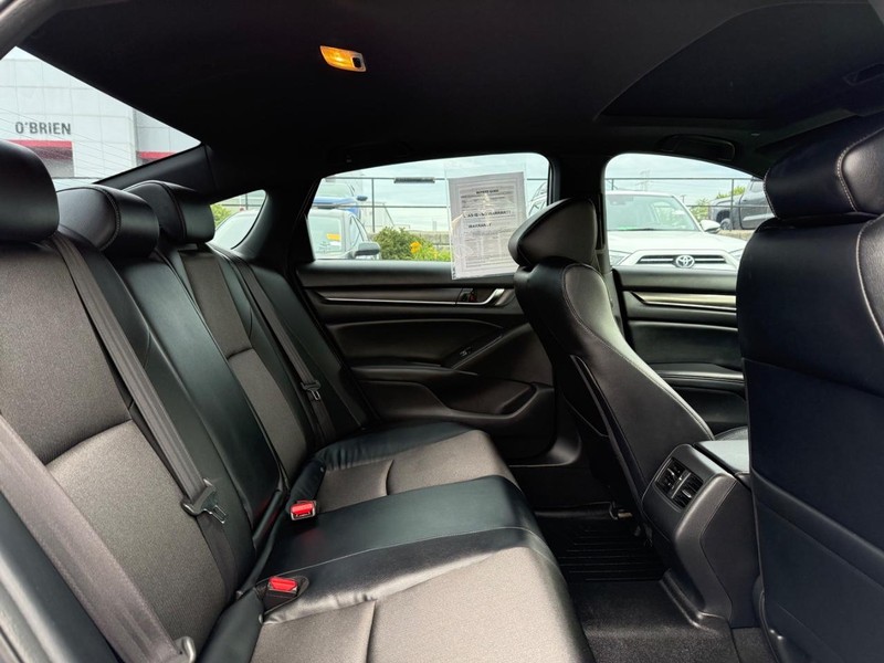 Honda Accord Sedan Vehicle Full-screen Gallery Image 10