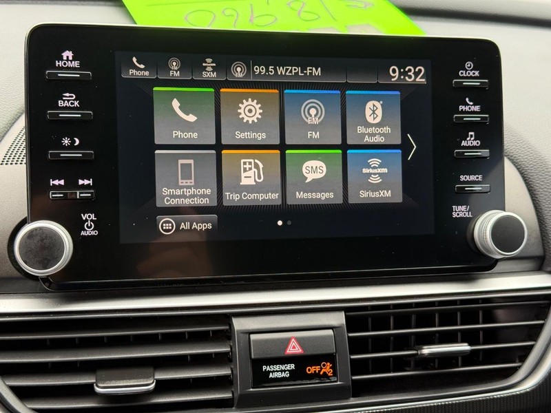 Honda Accord Sedan Vehicle Full-screen Gallery Image 18