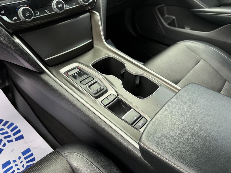 Honda Accord Sedan Vehicle Full-screen Gallery Image 21