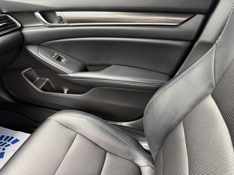 Honda Accord Sedan Vehicle Full-screen Gallery Image 22