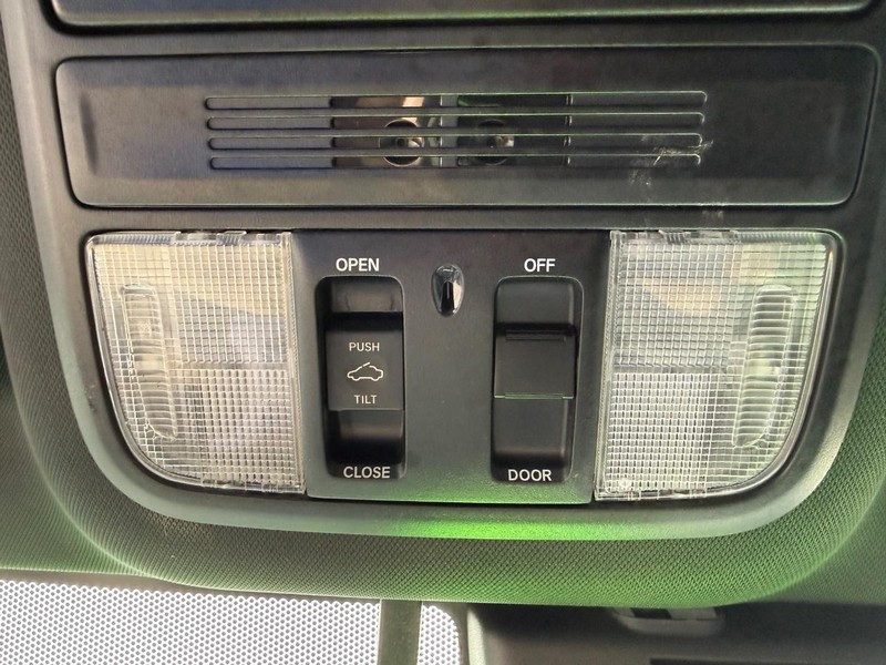 Honda Accord Sedan Vehicle Full-screen Gallery Image 23