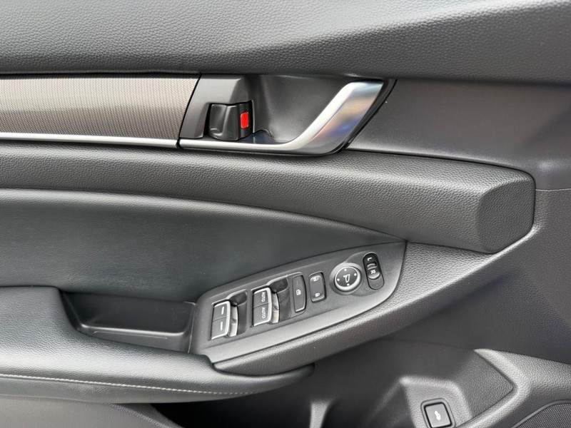 Honda Accord Sedan Vehicle Full-screen Gallery Image 26