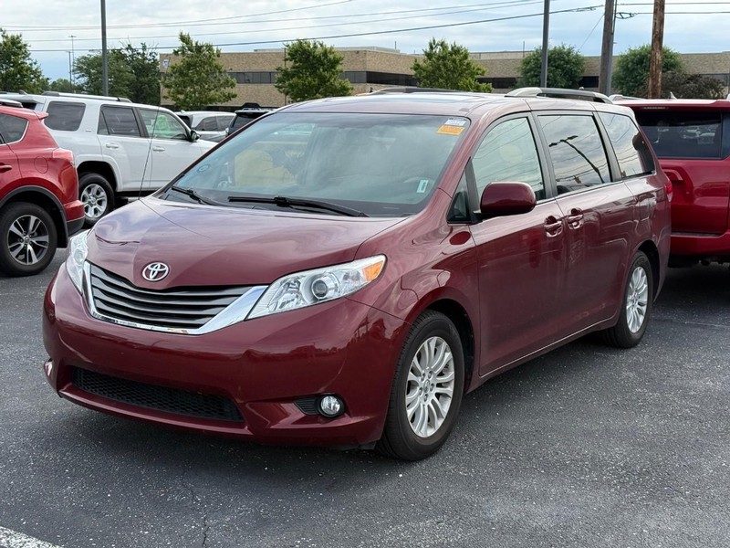 Toyota Sienna Vehicle Image 02