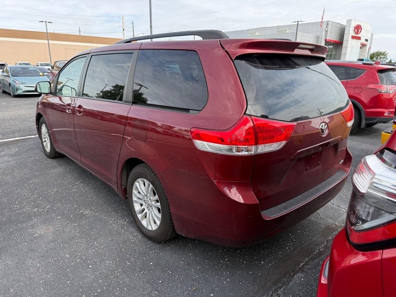 Toyota Sienna Vehicle Image 03
