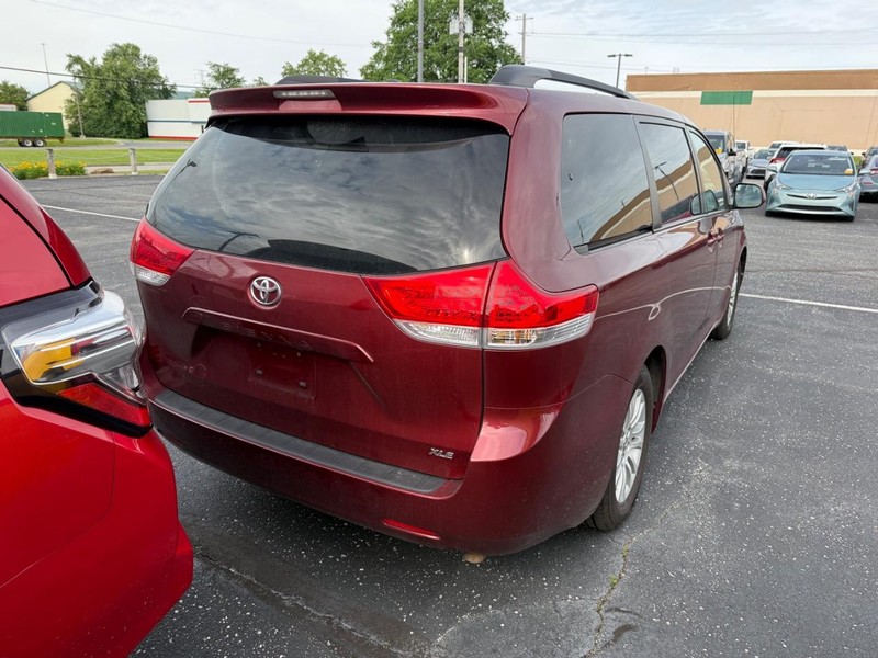 Toyota Sienna Vehicle Image 04