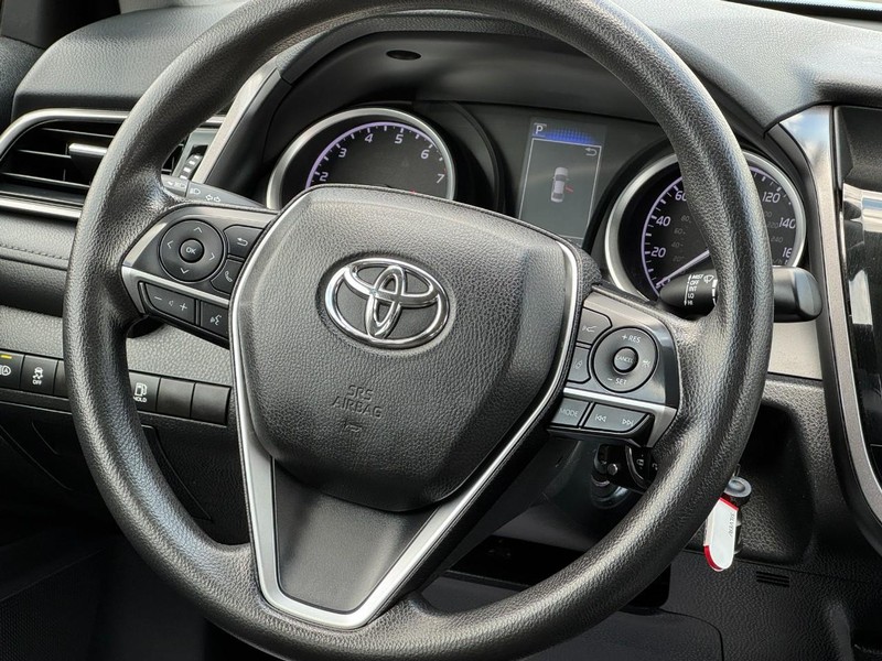 Toyota Camry Vehicle Image 11