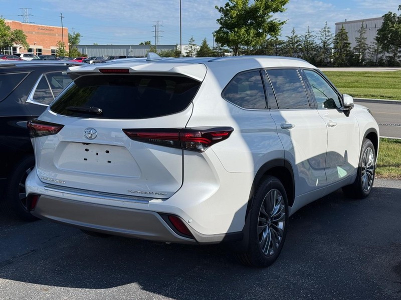 Toyota Highlander Vehicle Full-screen Gallery Image 04