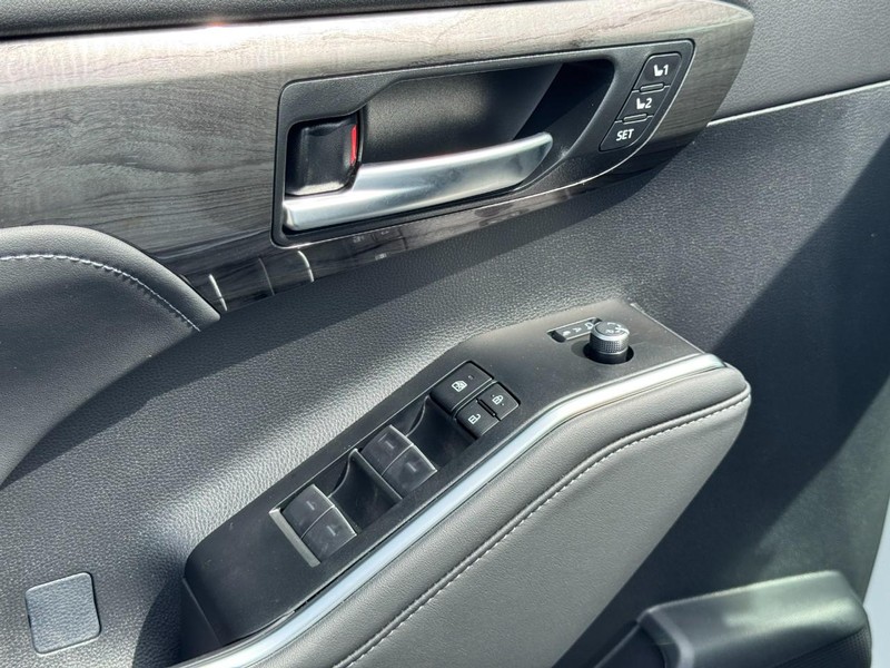Toyota Highlander Vehicle Image 25