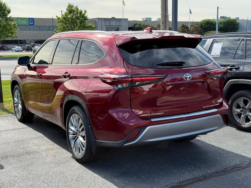 Toyota Highlander Vehicle Full-screen Gallery Image 03