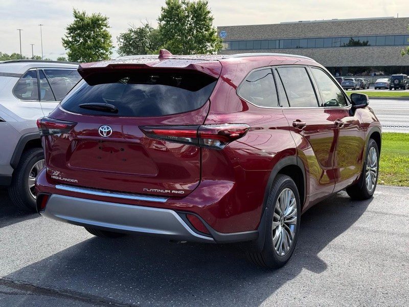 Toyota Highlander Vehicle Full-screen Gallery Image 04