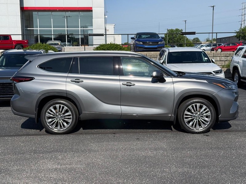 Toyota Highlander Vehicle Full-screen Gallery Image 02