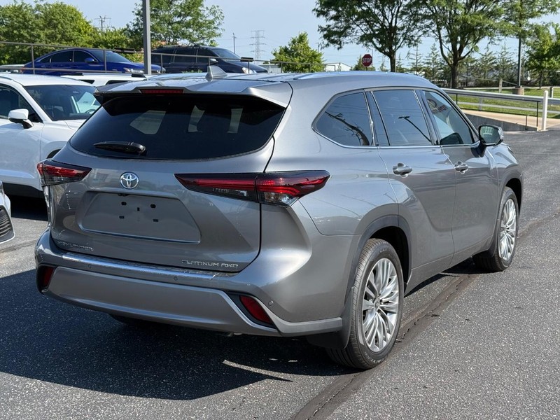 Toyota Highlander Vehicle Full-screen Gallery Image 03