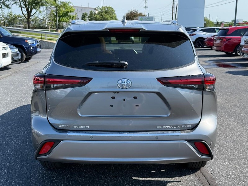 Toyota Highlander Vehicle Full-screen Gallery Image 04