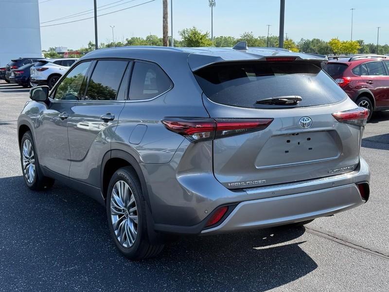 Toyota Highlander Vehicle Full-screen Gallery Image 05