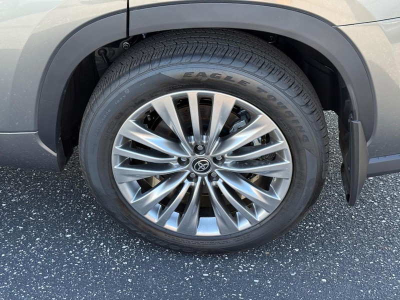 Toyota Highlander Vehicle Full-screen Gallery Image 06