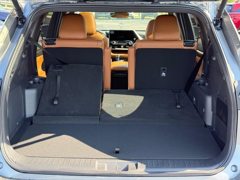 Toyota Highlander Vehicle Full-screen Gallery Image 07