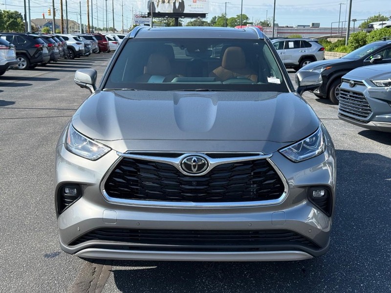 Toyota Highlander Vehicle Full-screen Gallery Image 10