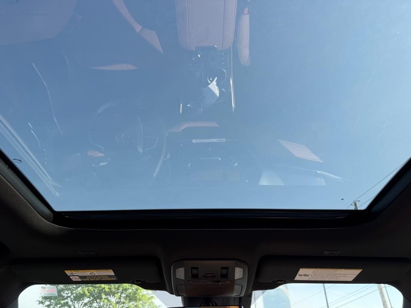 Toyota Highlander Vehicle Full-screen Gallery Image 12