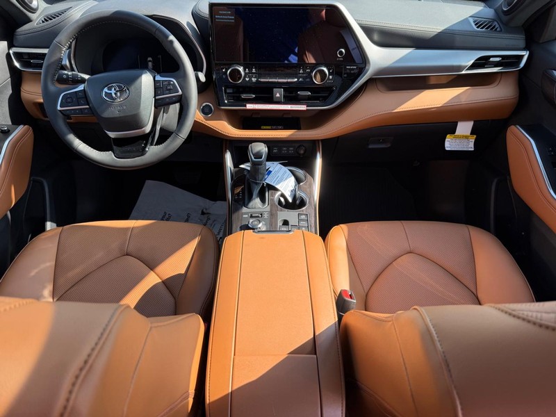 Toyota Highlander Vehicle Full-screen Gallery Image 13