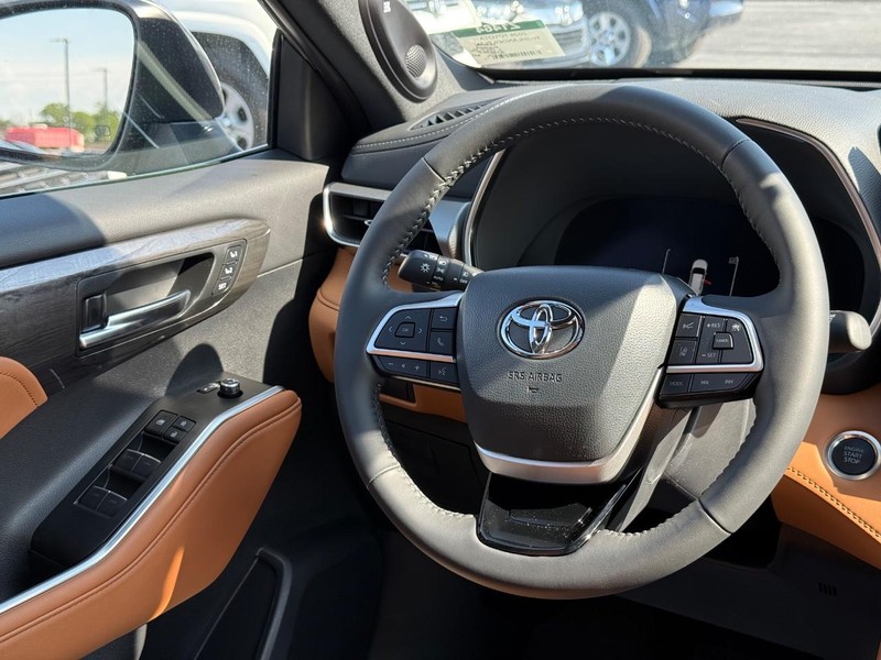 Toyota Highlander Vehicle Full-screen Gallery Image 14