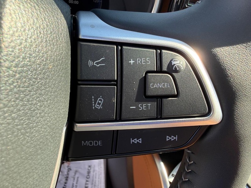 Toyota Highlander Vehicle Full-screen Gallery Image 16