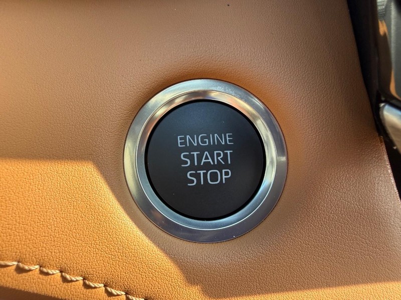 Toyota Highlander Vehicle Full-screen Gallery Image 17