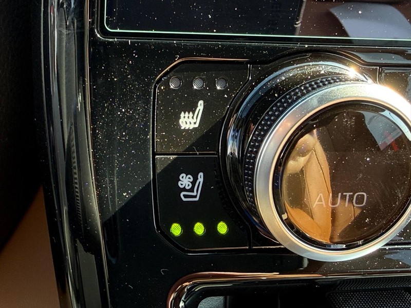 Toyota Highlander Vehicle Full-screen Gallery Image 18