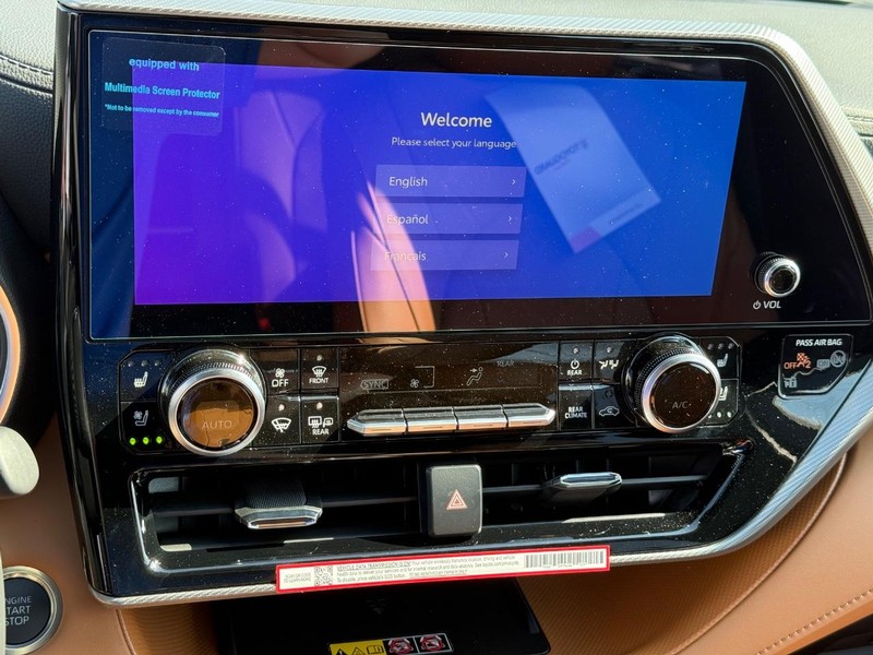 Toyota Highlander Vehicle Full-screen Gallery Image 19
