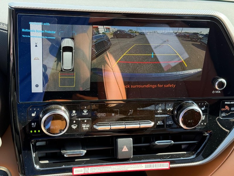 Toyota Highlander Vehicle Full-screen Gallery Image 20