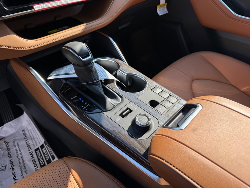 Toyota Highlander Vehicle Full-screen Gallery Image 21