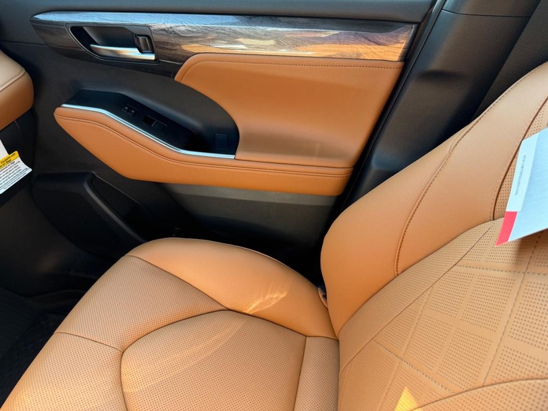 Toyota Highlander Vehicle Full-screen Gallery Image 22