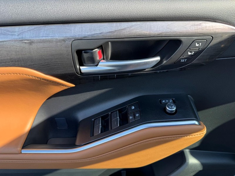 Toyota Highlander Vehicle Full-screen Gallery Image 26