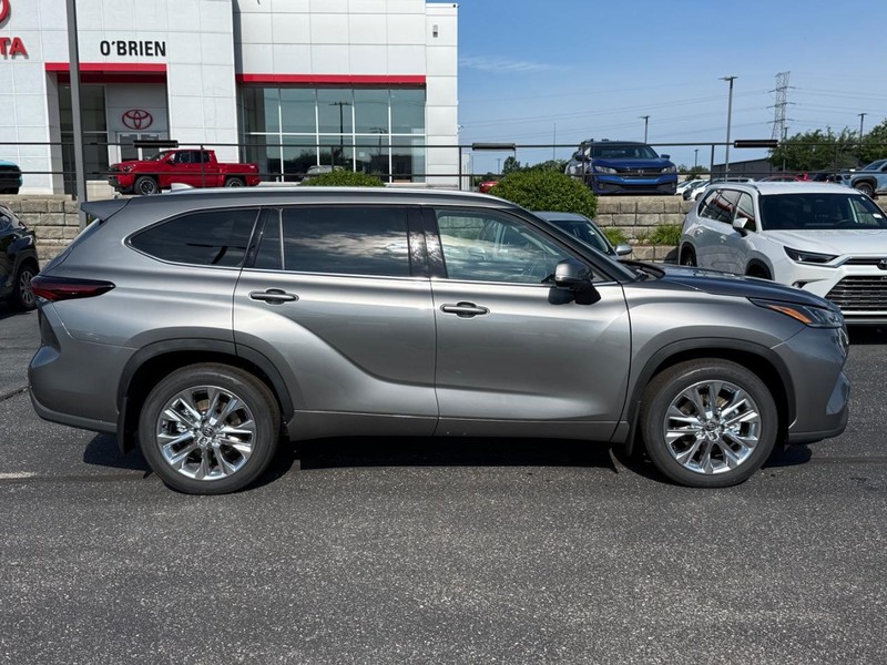 Toyota Highlander Vehicle Full-screen Gallery Image 02