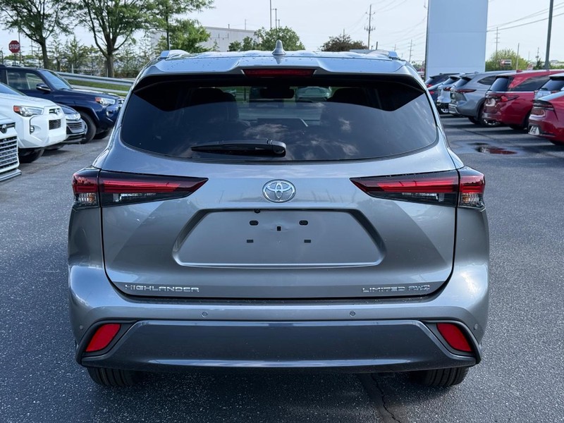 Toyota Highlander Vehicle Full-screen Gallery Image 04