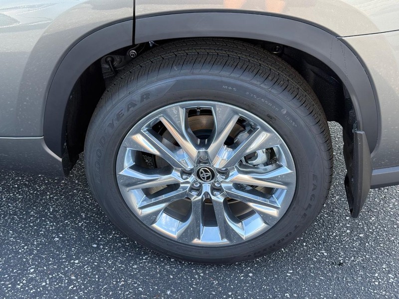 Toyota Highlander Vehicle Full-screen Gallery Image 06