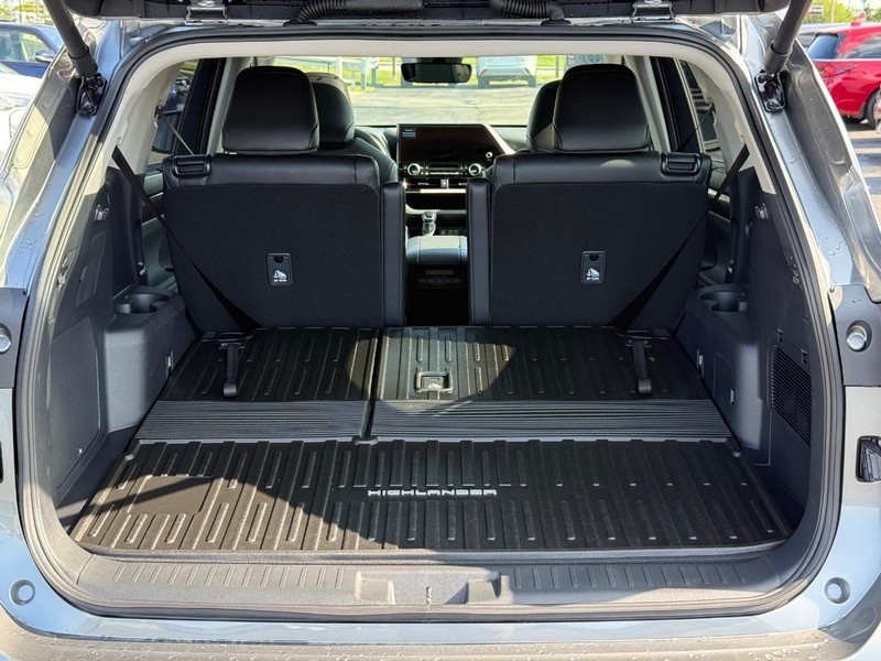 Toyota Highlander Vehicle Full-screen Gallery Image 07