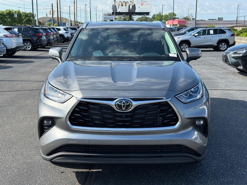 Toyota Highlander Vehicle Full-screen Gallery Image 10