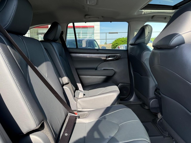 Toyota Highlander Vehicle Full-screen Gallery Image 11