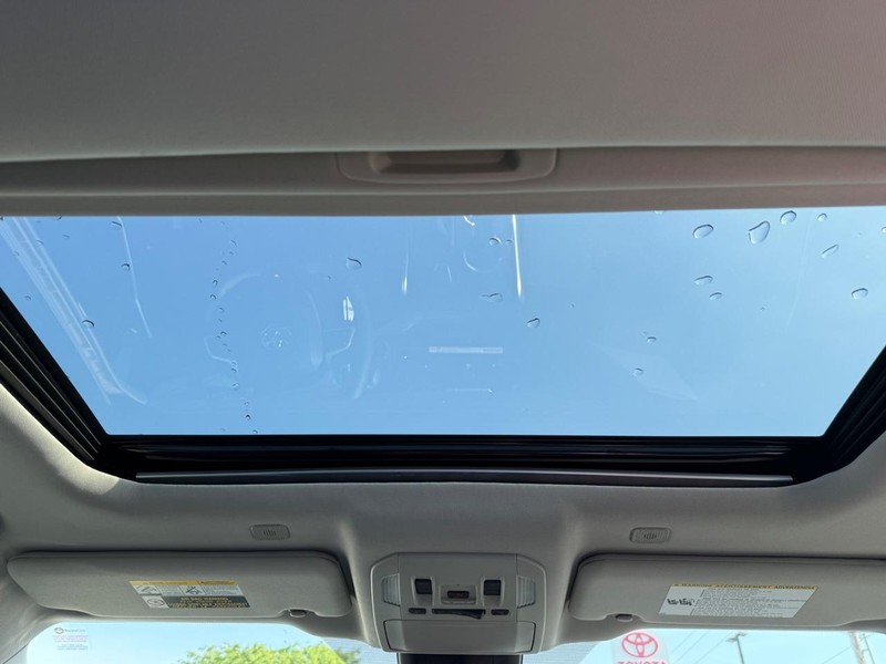 Toyota Highlander Vehicle Full-screen Gallery Image 12
