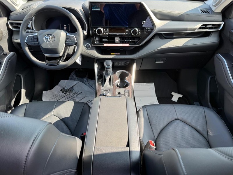 Toyota Highlander Vehicle Full-screen Gallery Image 13