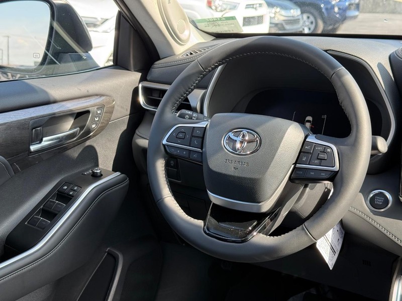 Toyota Highlander Vehicle Full-screen Gallery Image 14