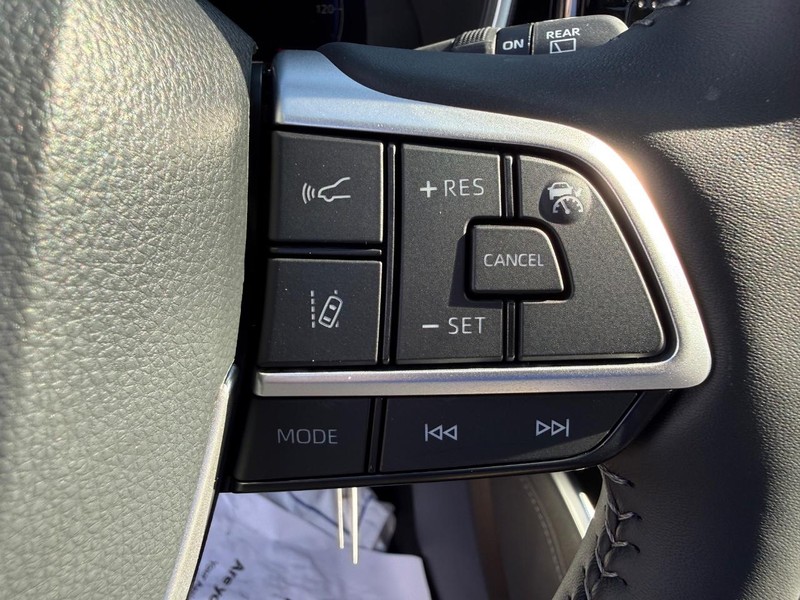 Toyota Highlander Vehicle Full-screen Gallery Image 16