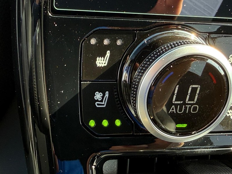 Toyota Highlander Vehicle Full-screen Gallery Image 18