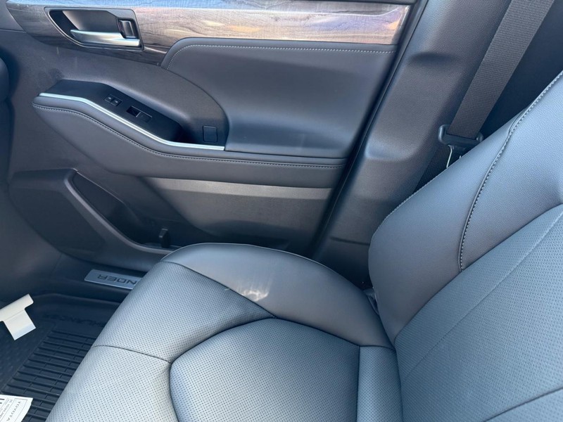 Toyota Highlander Vehicle Full-screen Gallery Image 22