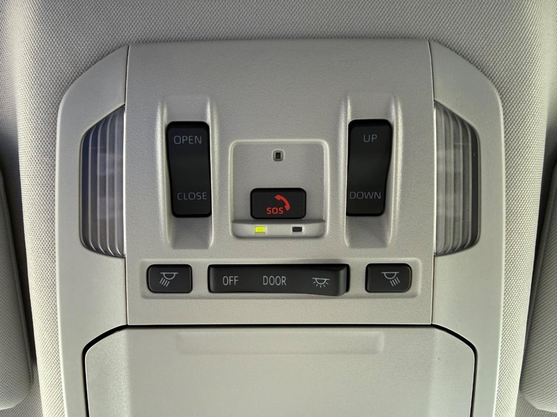 Toyota Highlander Vehicle Full-screen Gallery Image 23