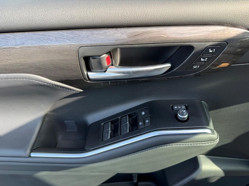 Toyota Highlander Vehicle Full-screen Gallery Image 26
