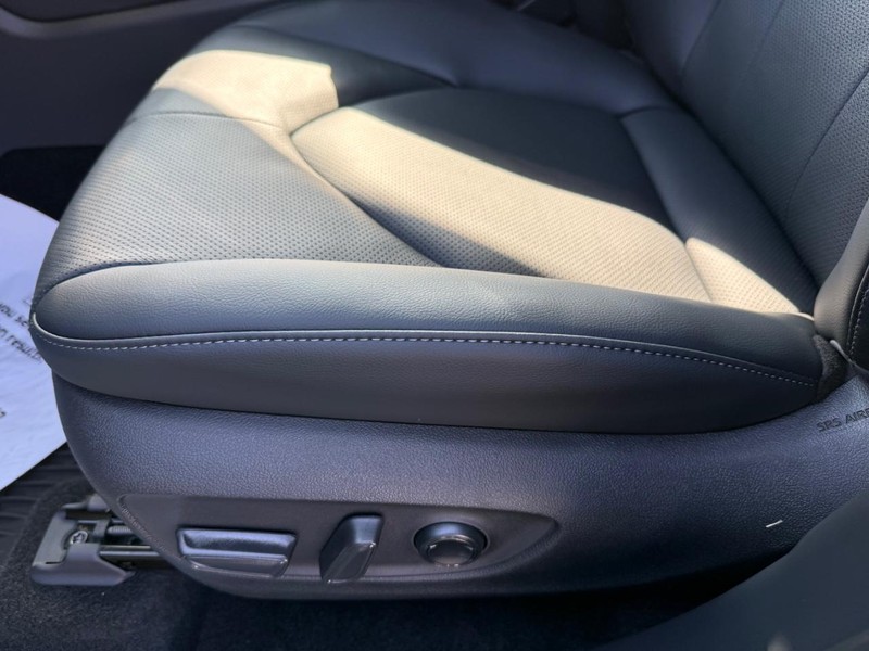 Toyota Highlander Vehicle Full-screen Gallery Image 27