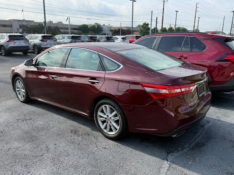 Toyota Avalon Vehicle Full-screen Gallery Image 03